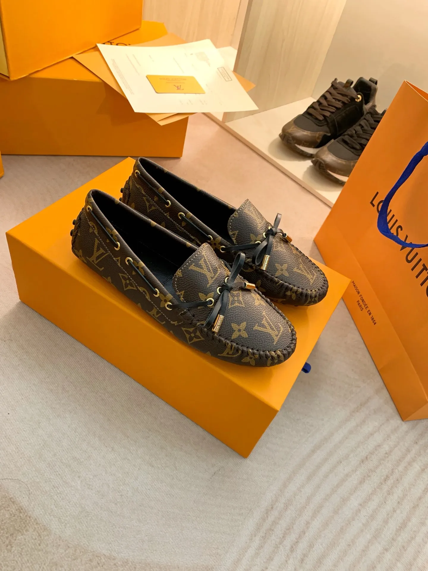 p460💰Couple model❤️🇫🇷 𝙇𝙤𝙪𝙞𝙨 𝙑𝙪𝙞𝙩𝙩𝙤𝙣 🇫🇷Louis Vuitton 2023 Classic𝓛𝓿 𝓣𝓻𝓪𝓲𝓷𝓮𝓻 Sports Series ➪➪➪¯ [Arizona Doudou Shoes Series] ▪️▪️▪️Arizona slip-on shoes are made of Monogram Eclipse canvas. Its hand-painted and dyed edges and hand-sewn uppers fully demonstrate Louis Vuitton's traditional shoemaking craftsmanship. This slip-on shoe is very lightweight. The integrated tongue and upper make it particularly comfortable and flexible. The soft outsole is equipped with rubber padding. Decorated with matching sash. Detailed features: ☑️Monogram Eclipse canvas ☑️Black Eclipse pattern ☑️Hand-painted shoe edges ☑️Hand-sewn uppers (each pair takes time to process) ☑️Integrated tongue and upper construction ☑️Outsole equipped with rubber lining ☑️size: 35_46